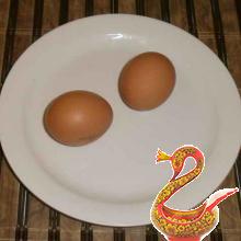 два куриных яйца