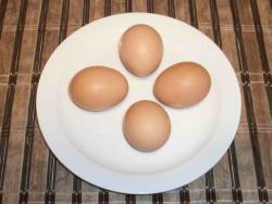 четыре куриных яйца
