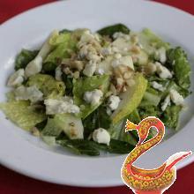 Салат Баттерхед с голубым сыром, грушей и орехами
