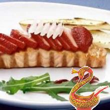 Лосось, запеченный с клубникой