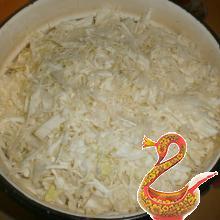 cut kapusta to the big pan