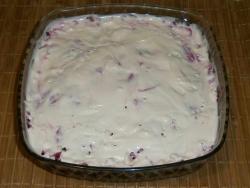 Now evenly pour on top of mayonnaise, five ... six times gently knock the bowl on the table