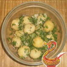 Картофель с зеленью и чесноком