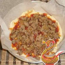 Пицца из мясного фарша