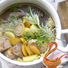 Капуста с большим количеством овощей и тремя видами мяса