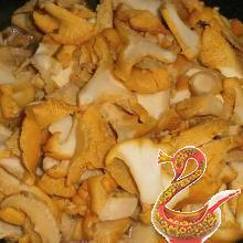 Chanterelles fried in sour cream