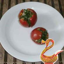 Маринованные помидоры с чесноком и зеленью