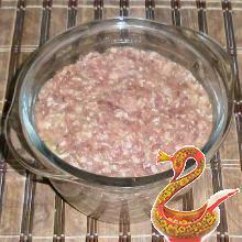 Рулет мясной с яйцом внутри