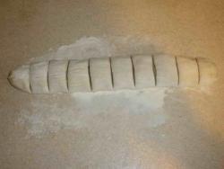 make dough &quot;sausage&quot; and cut it for 10 ... 12 (depending on the size of the pans), parts