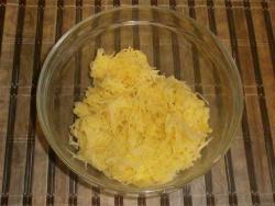 Onions with the potatoes peel and grate on the fine grater