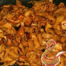 Chanterelles fried in sour cream