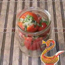 Маринованные помидоры с чесноком и зеленью