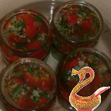 Marinated tomatoes with garlic