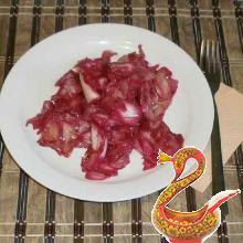 Капуста маринованная со свеклой кусочками