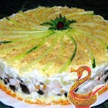 Слоеный салат с копчёной курицей, черносливом и шампиньонами рецепт